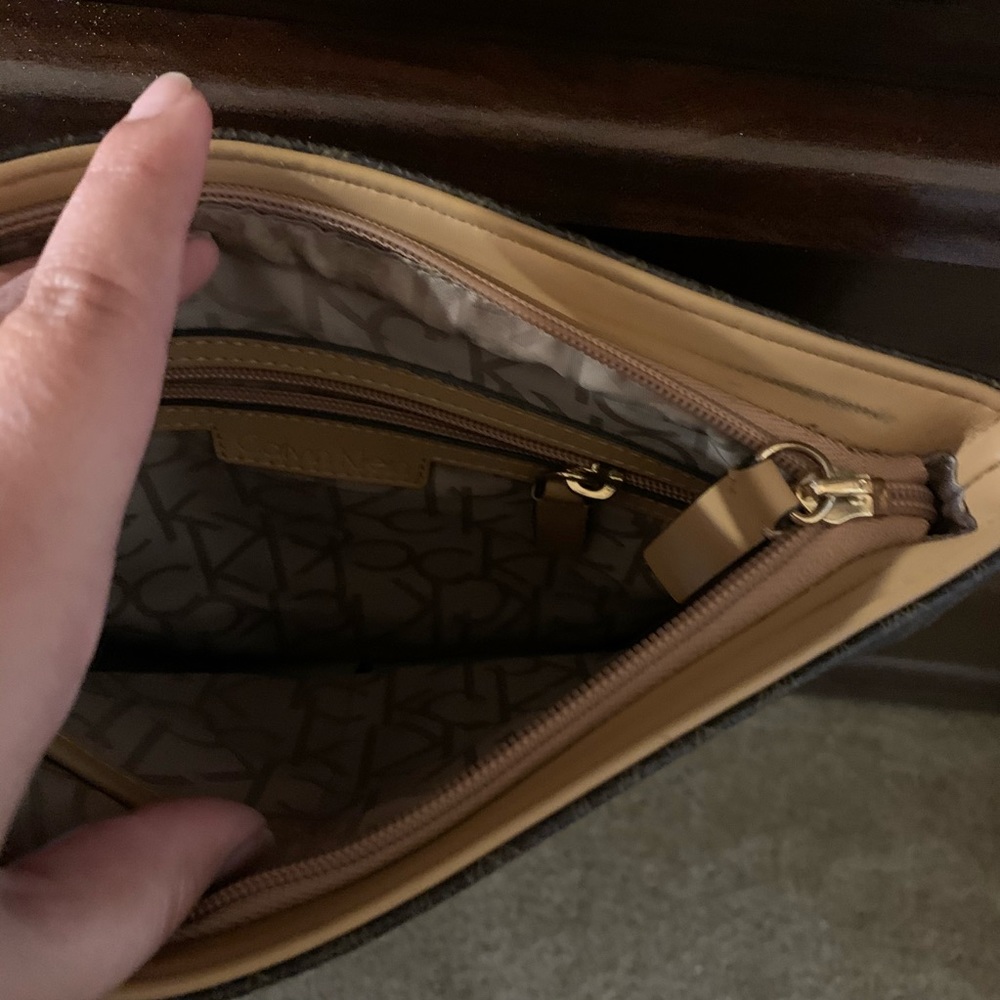 Calvin Klein- cross body bag - Picture 3 of 3